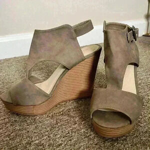 Maurices Heels Women's 6 Tan Straps Wooden Wedge Ankle Strap Sandals Elyse